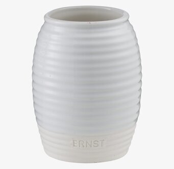 Bild av minimalistisk keramikvas med ribbad textur