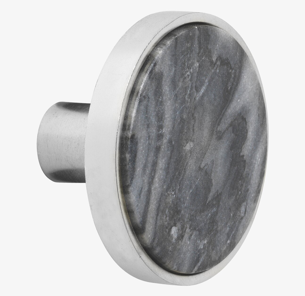 Foto av elegant marmor- och kromknopp för möbler