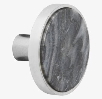 Foto av elegant marmor- och kromknopp för möbler