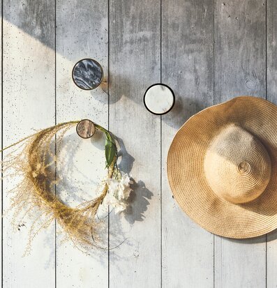 Bild av smakfullt arrangerat stilleben på trägolv