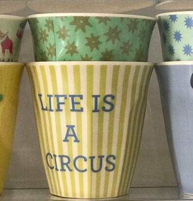 Bild av färgglada och lekfulla melaminmuggar i set