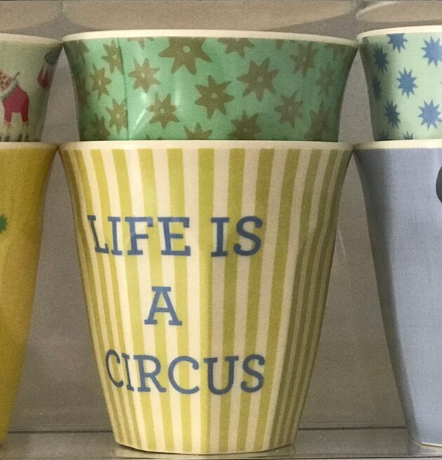 Förpackning med sex Muggar Circus Print Yellow från Rice