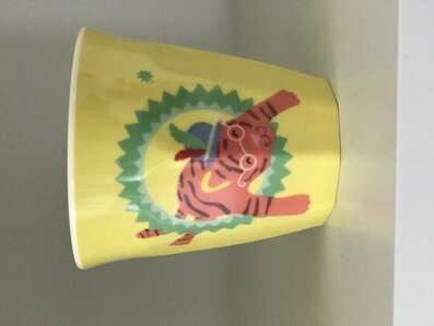 Foto av livfull mugg med cirkustema och tigerdesign