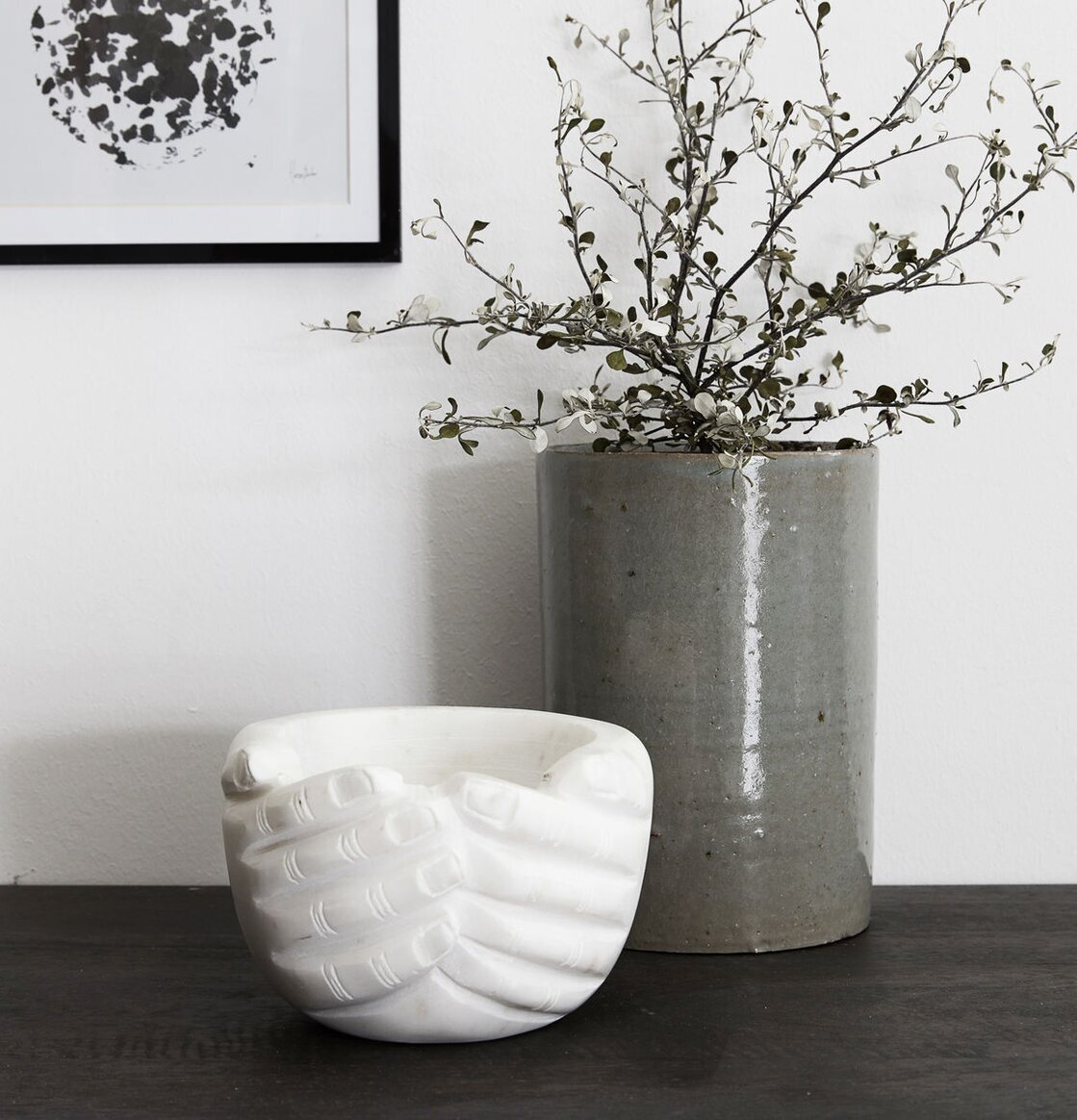 Skål Hands Marmor från House Doctor på mörk träyta