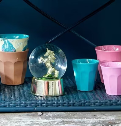 Bild av stilrena produkter med färgglada detaljer