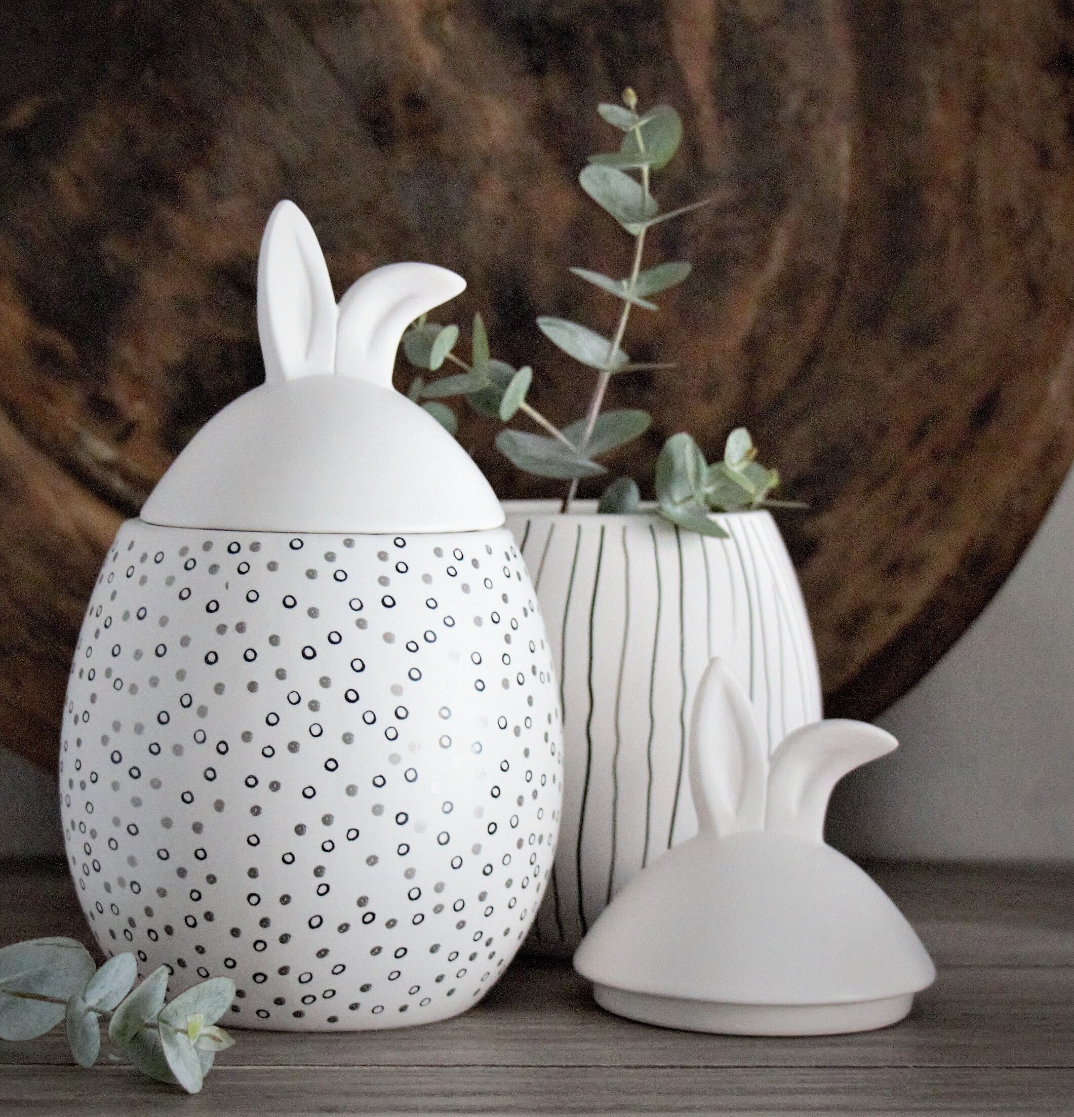 Rabbit Jar Prickig Vit L från Majas Cottage på träskiva