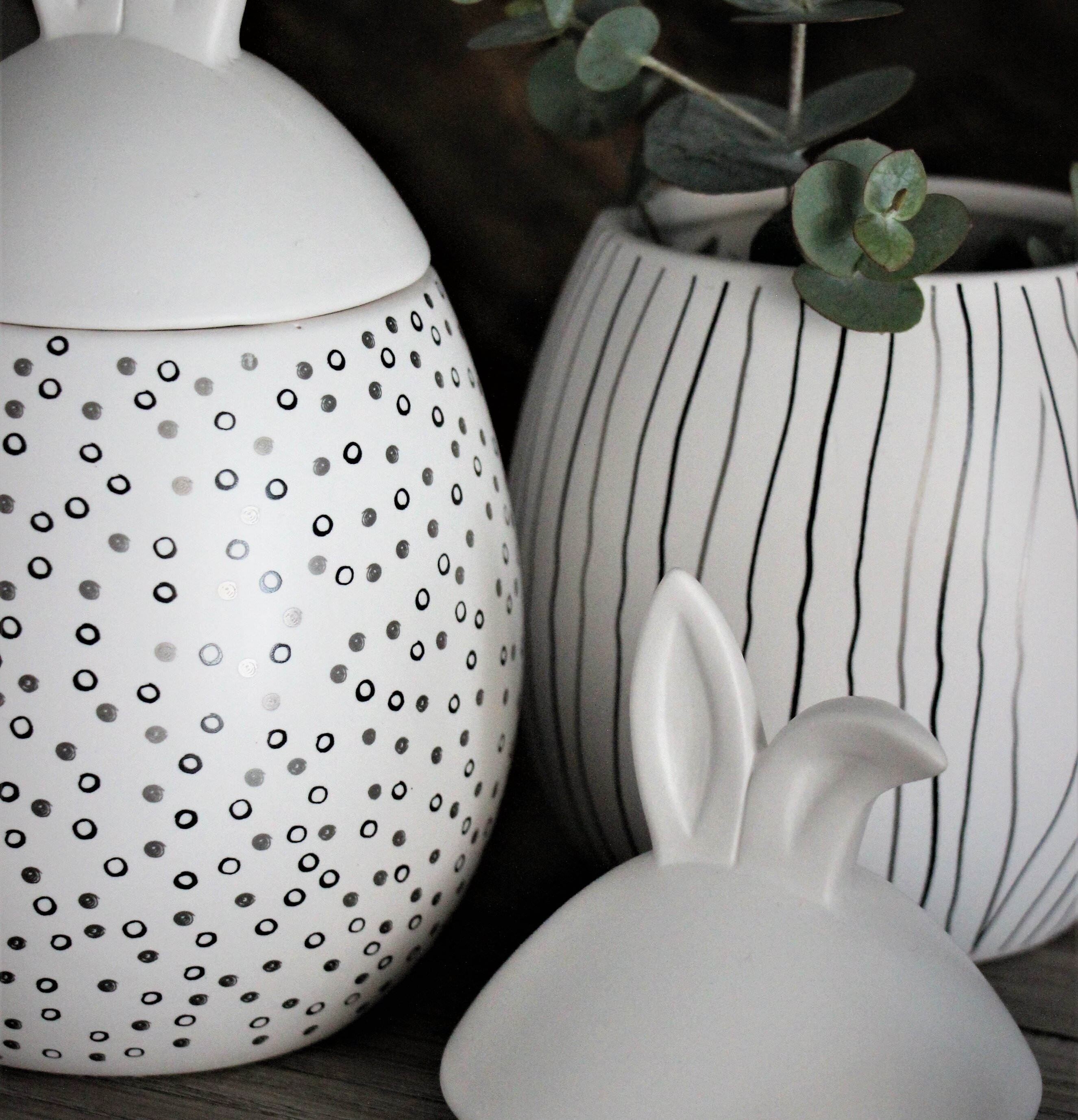 Rabbit Jar Prickig Vit L från Majas Cottage på grå träyta