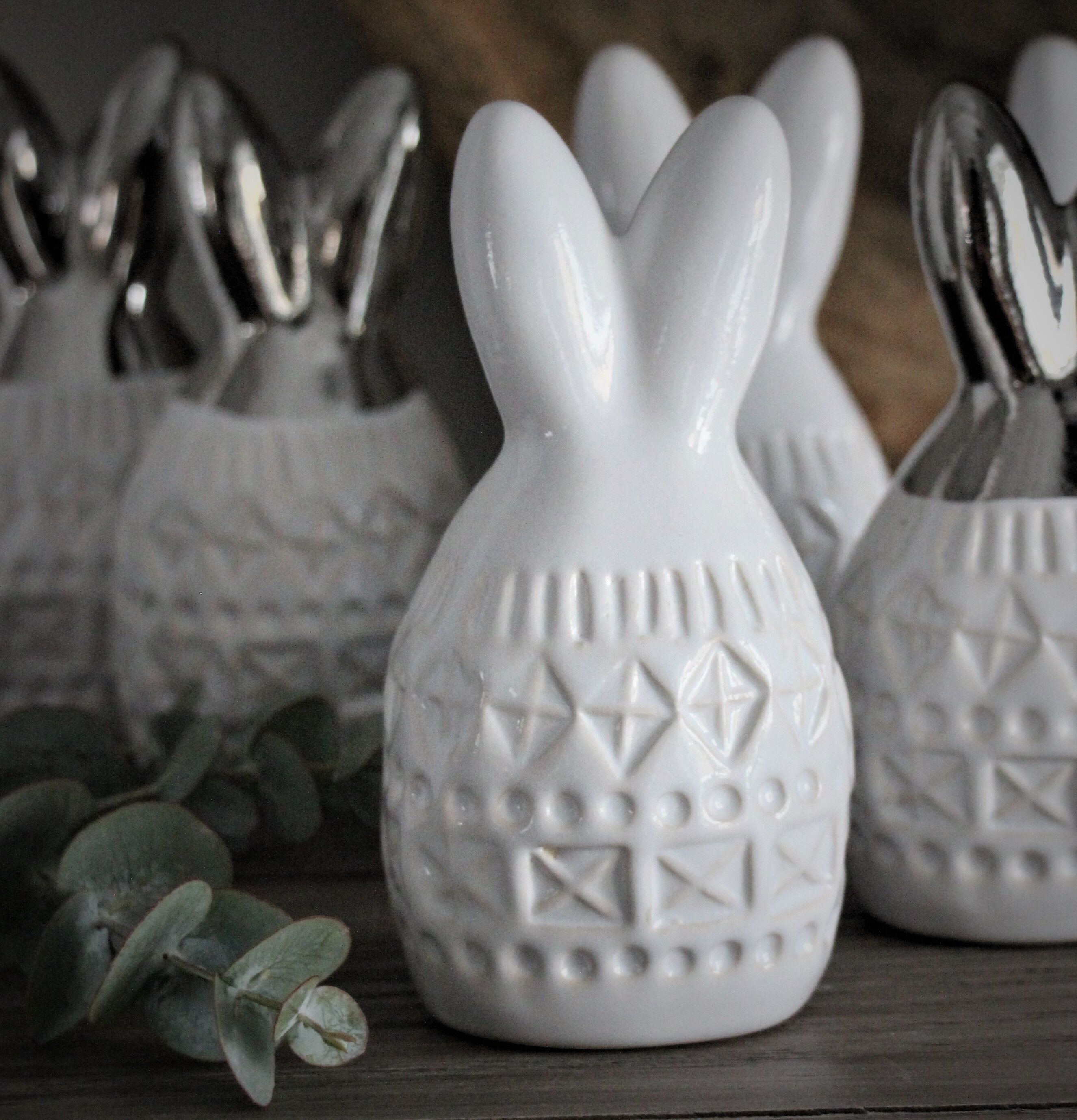 Bohemian Decor Rabbit Vit från Majas Cottage med eucalyptusblad