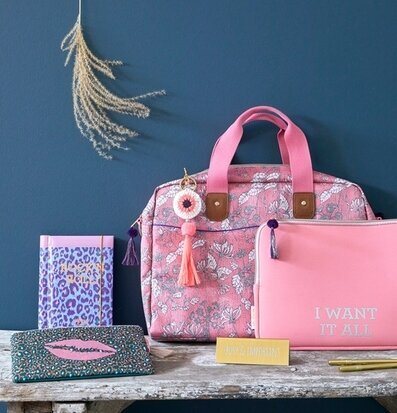 Bild av färgglada accessoarer med rosa handväska