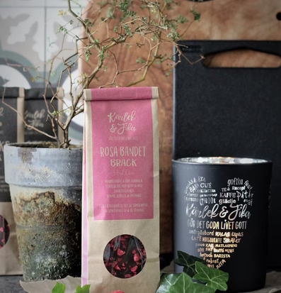 Bild av stilren chokladförpackning i hemtrevlig miljö