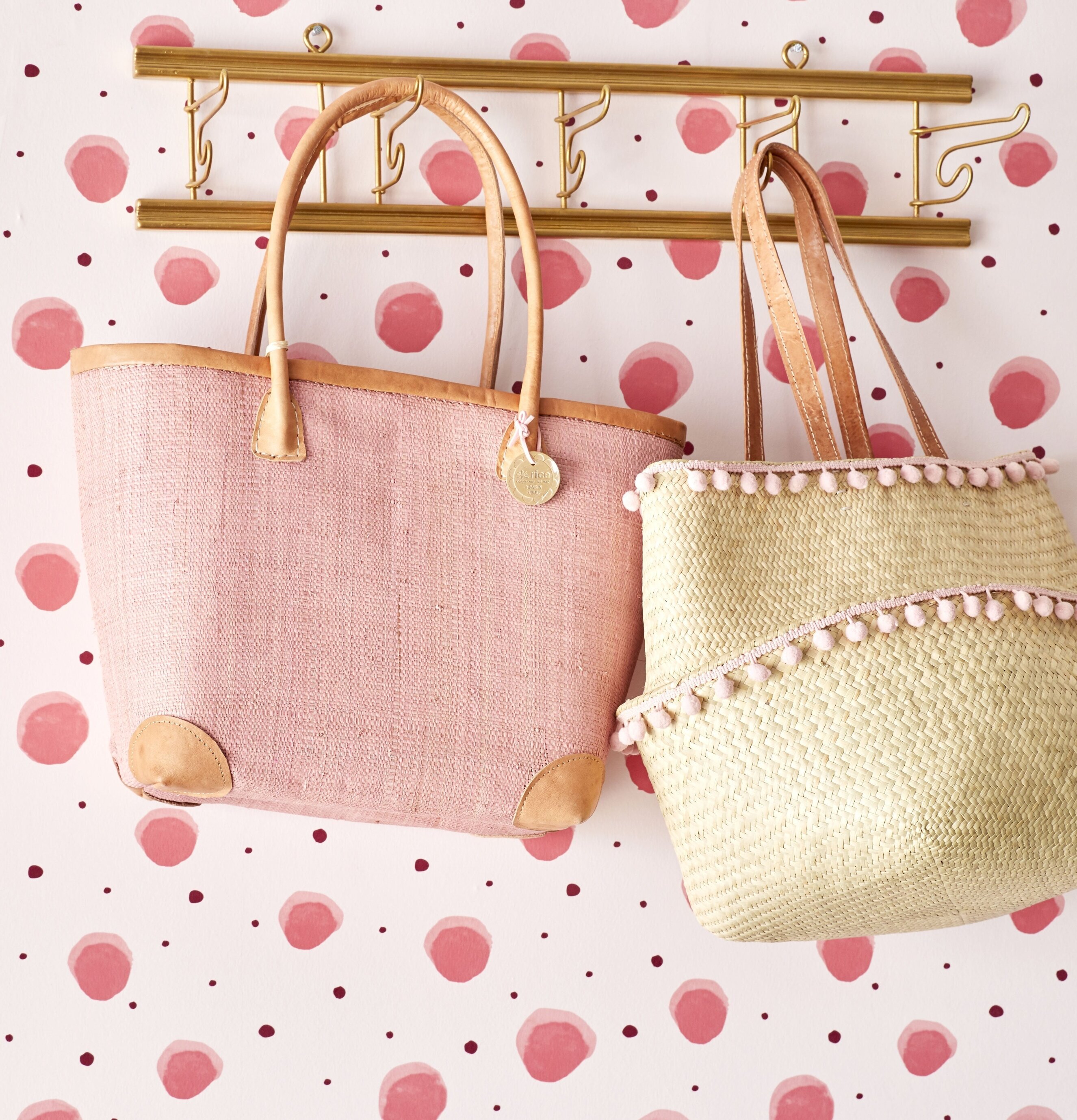 Bild av stilrena korgar mot lekfull mönstrad tapet