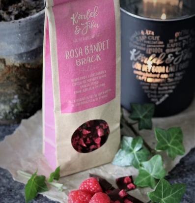 Bild av chokladbräck med bär och rosa bandet-design