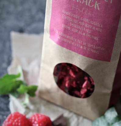 Bild av chokladbräck med hallon och naturliga inslag