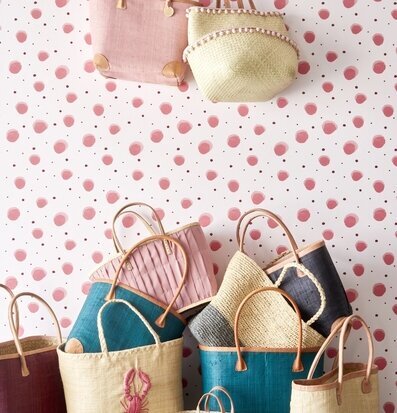 Bild av färgglada korgar mot lekfull prickig bakgrund