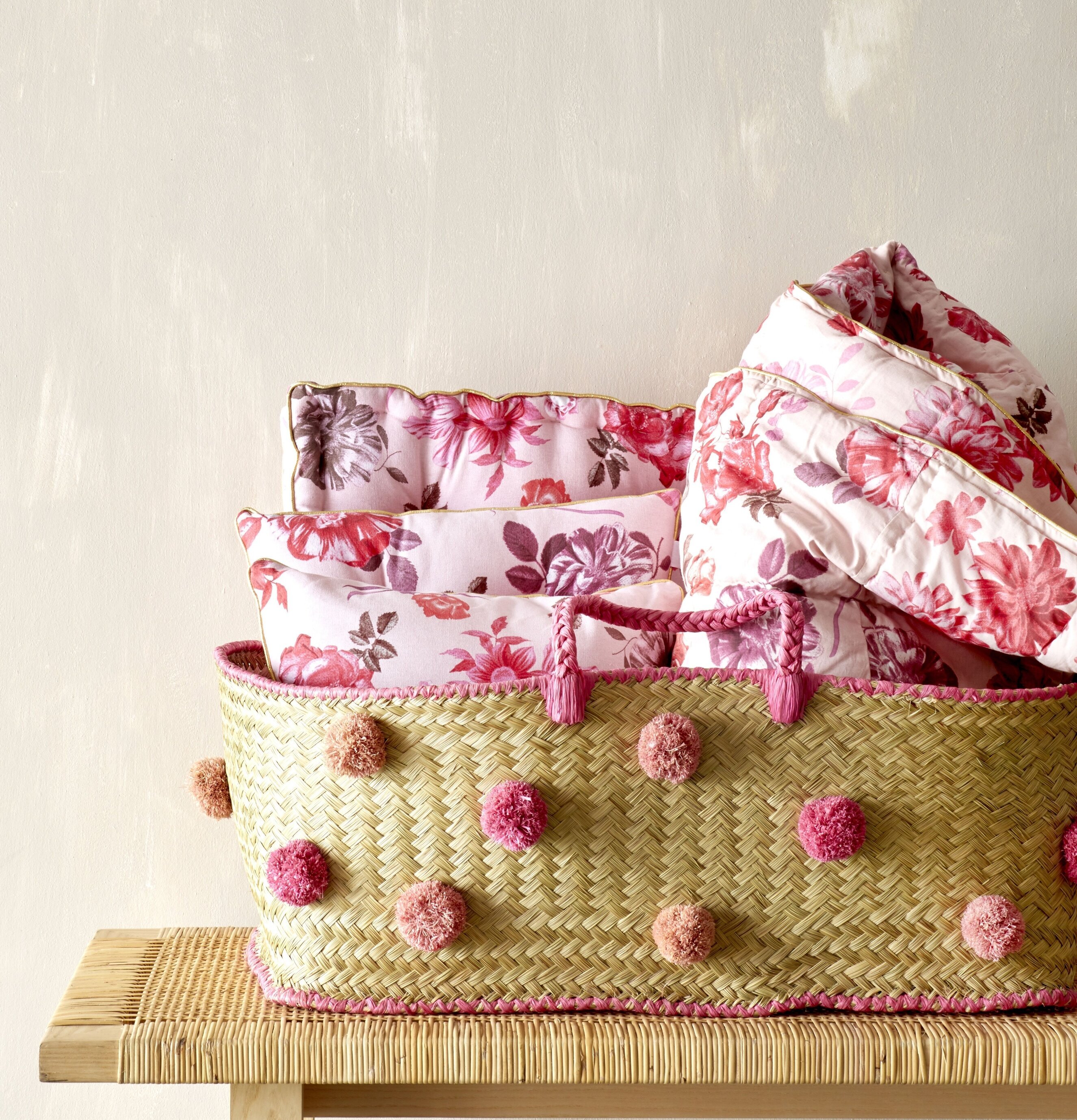 Kudde Rose Print från Rice med blommigt mönster i korg