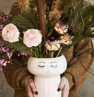 Bild av stilren blomkruka med harmoniskt arrangemang