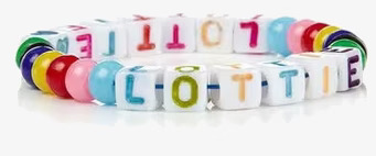 Bild av färgglatt armband med bokstäver och pärlor