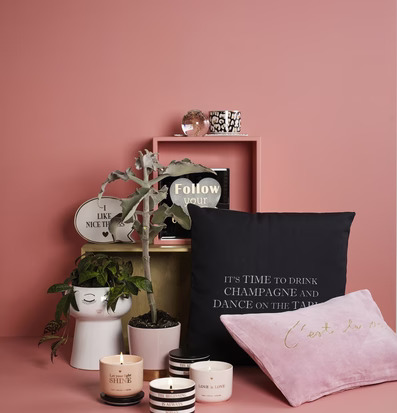 Bild av elegant arrangerad scen med dekorativa element