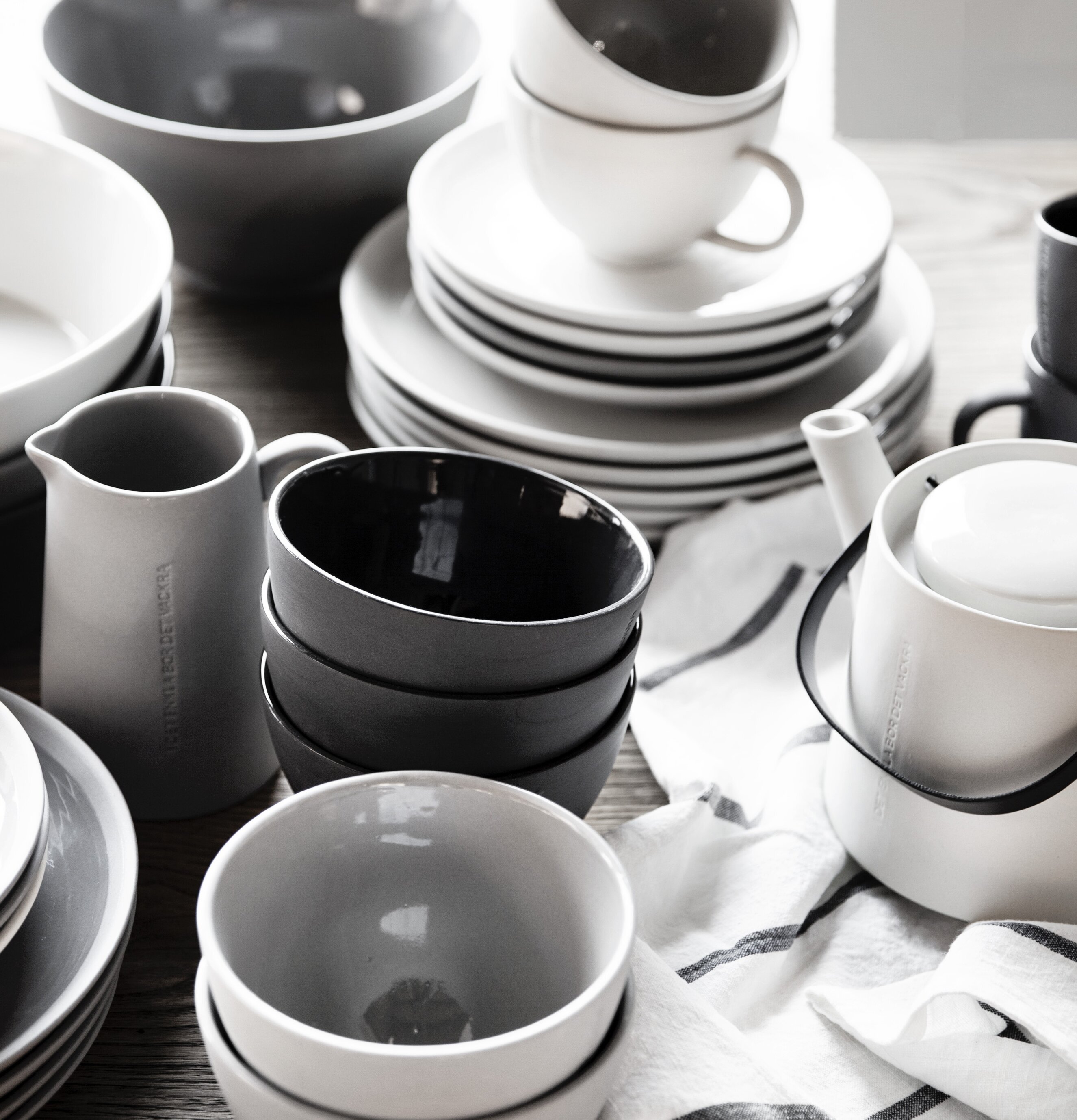 Bild av stilrent stilleben med stengods och textilier