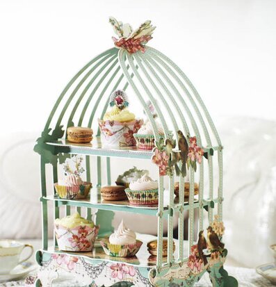 Bild av elegant kakfat i form av fågelbur med cupcakes