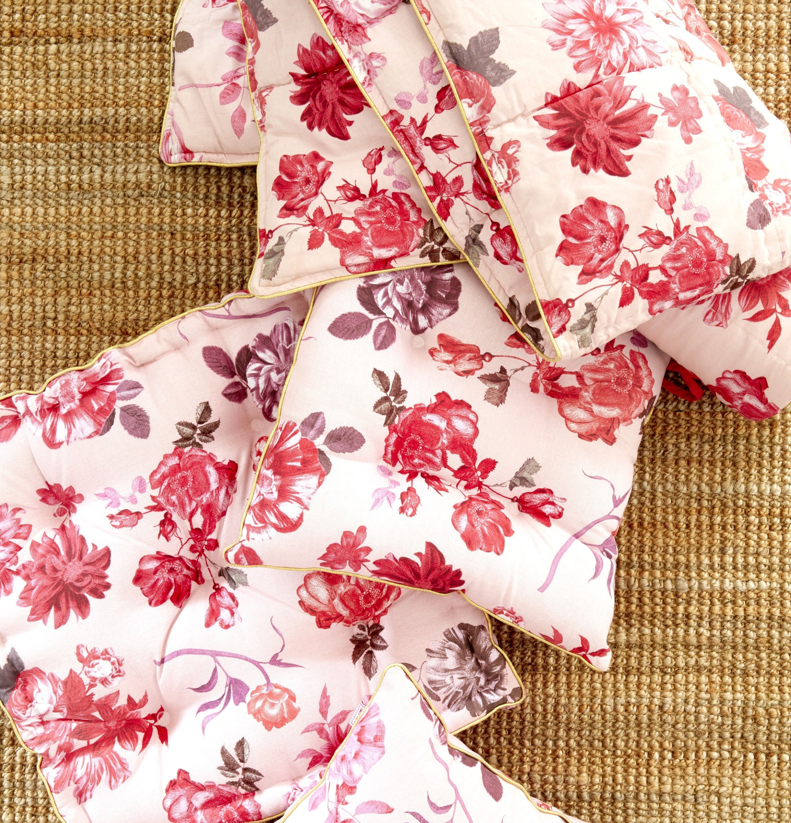 Bild av harmonisk komposition med blommiga kuddar