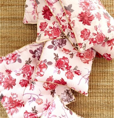 Bild av harmonisk komposition med blommiga kuddar