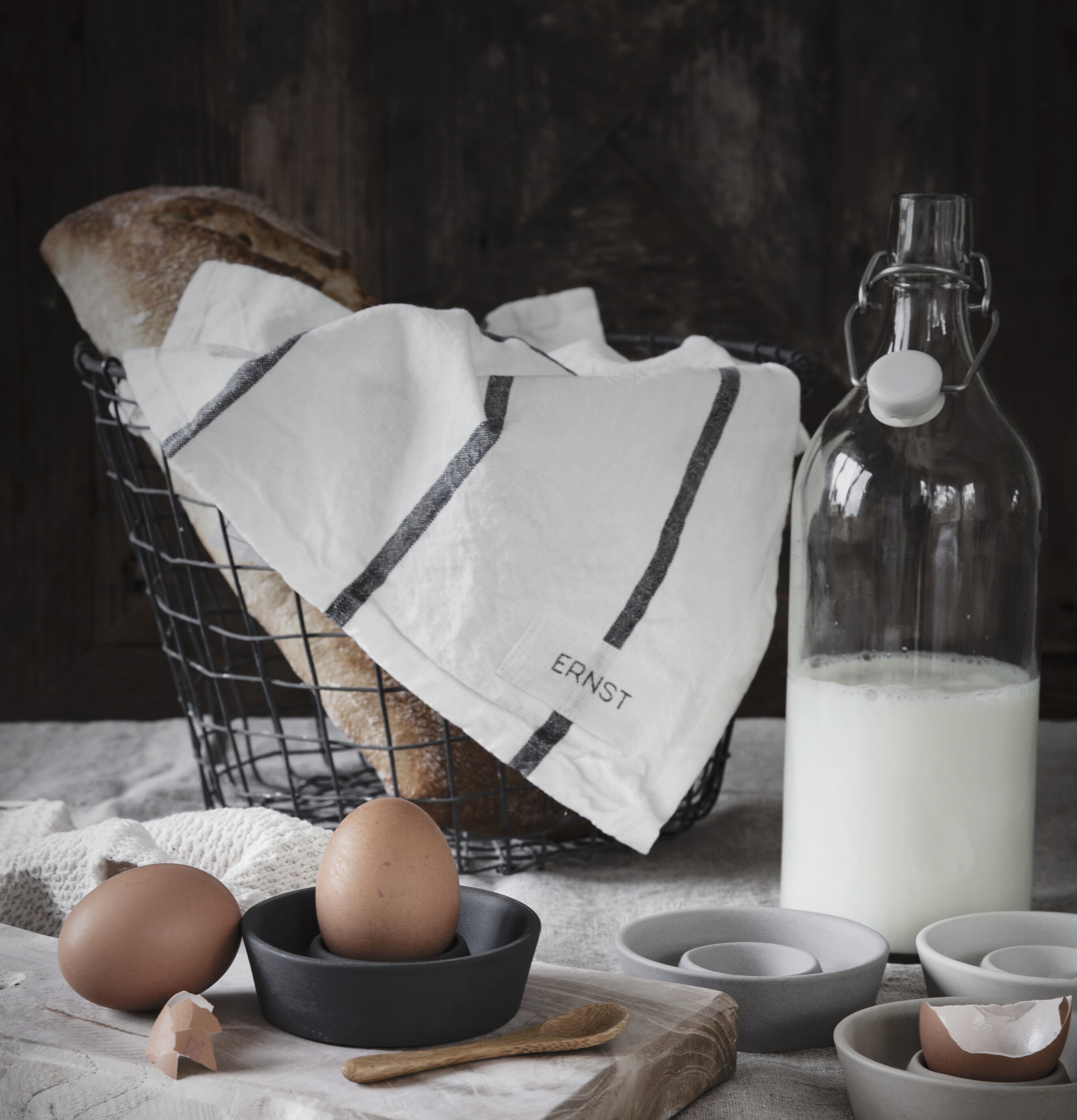 Foto av rustik frukostscen med äggkopp och baguette