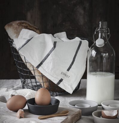 Foto av rustik frukostscen med äggkopp och baguette