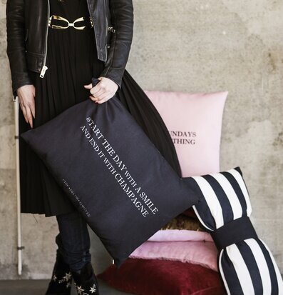 Bild av stilfulla prydnadskuddar med modern känsla