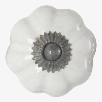 Foto av dekorativ dörrknopp med blommig design