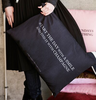 Bild av stilren prydnadskudde med inspirerande text