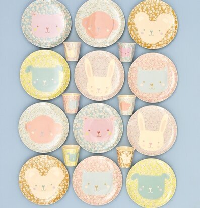 Bild av lekfulla tallrikar och muggar för barn