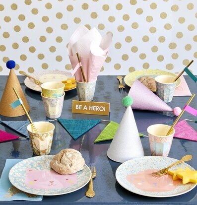 Foto av festligt dukat bord med färgglada dekorationer