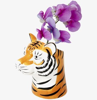 Foto av unik keramisk vas med tigrhuvud och blommor