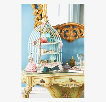 Bild av kreativ dukning med unikt turkost kakfat