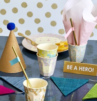 Bild av färgglad och festlig bordsdukning för kalas