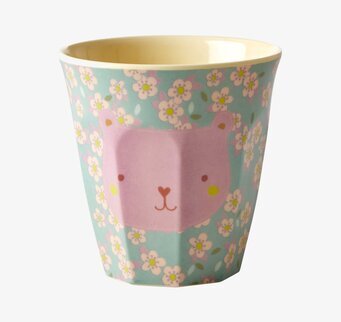 Bild av färgglad barnmugg med blommor och björnansikte