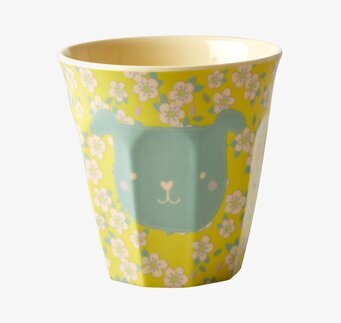 Bild av lekfull barnmugg med hundmotiv och blommor