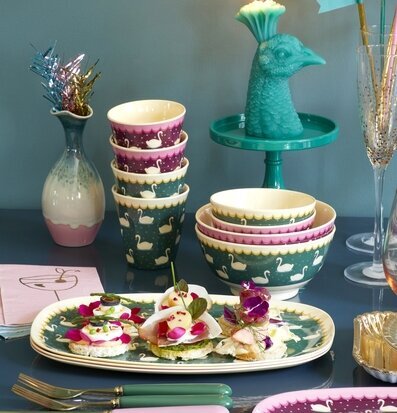 Bild av elegant dukat bord med svanmotiv och färger