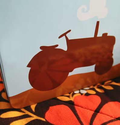 Bild av stiliserad traktor på lunchbox med lantlig känsla