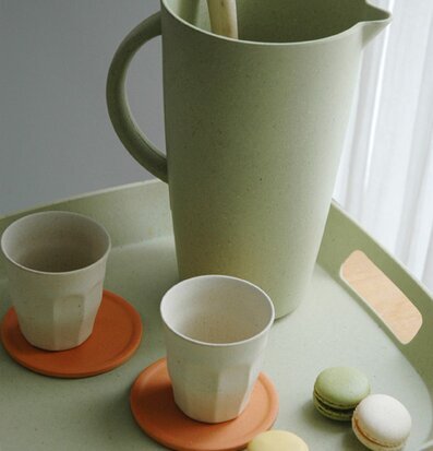 Serveringsbricka från Zuperzozial med kanna och koppar