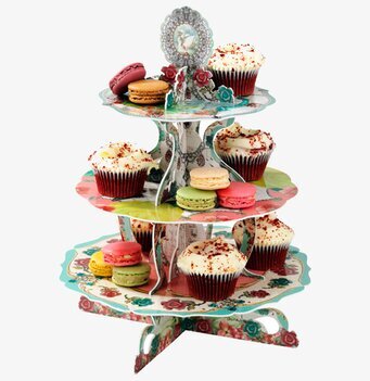 Bild av dekorativt kakfat med blommönster och bakverk