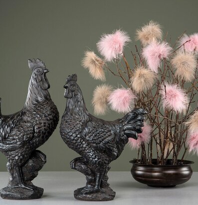 Bild av konstnärligt arrangerade skulpturer och blommor