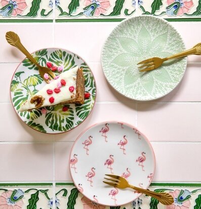 Bild av färgglada tallrikar och dekorativa kakelplattor