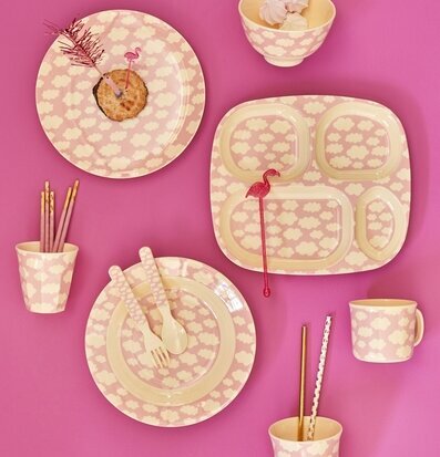 Bild av färgglada porslinsartiklar med molnprint