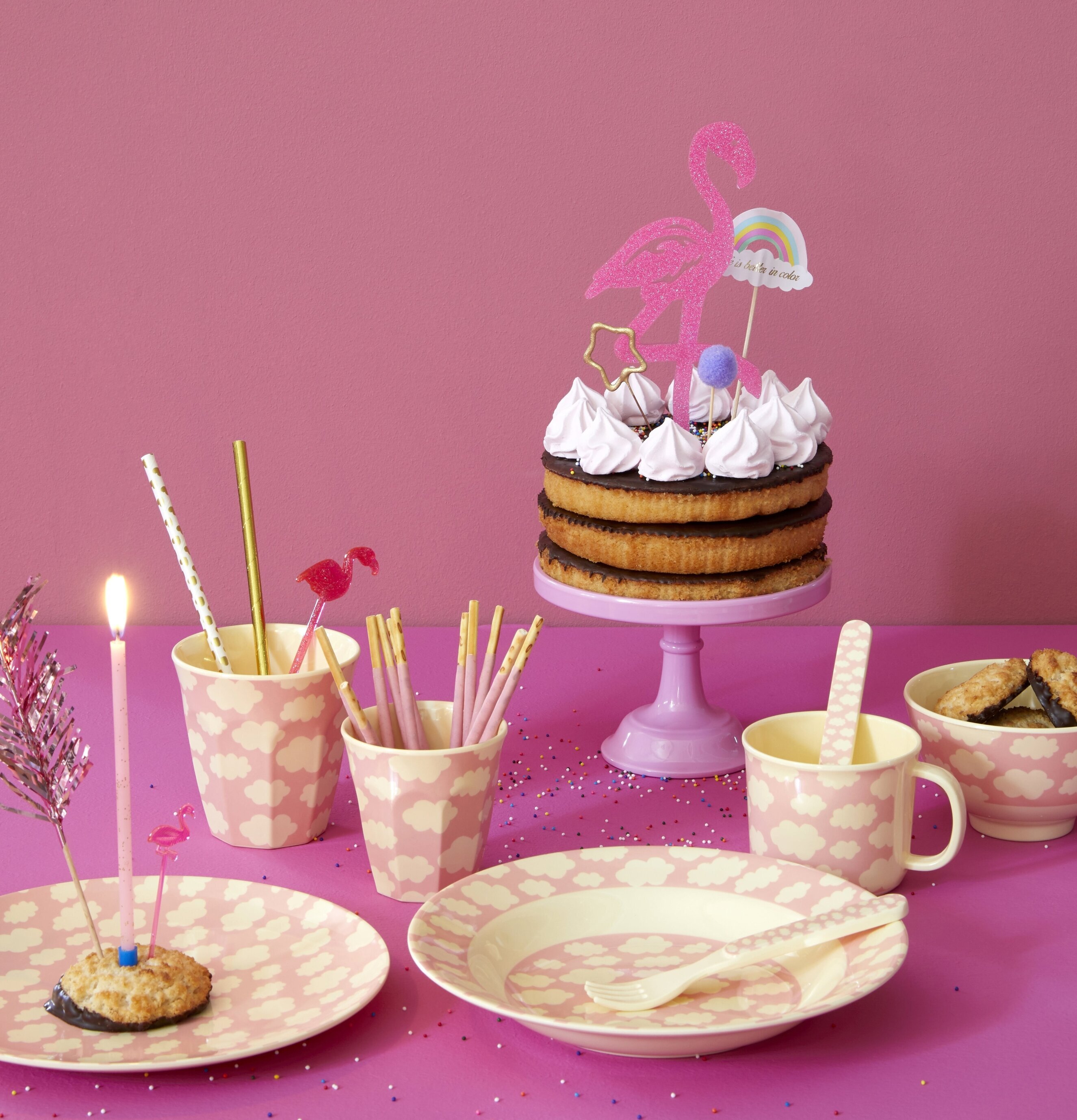 Mugg Cloud Print Pink från Rice på en festligt dukat bord