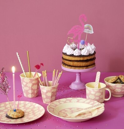 Bild av färgglad bordsuppsättning med festlig känsla