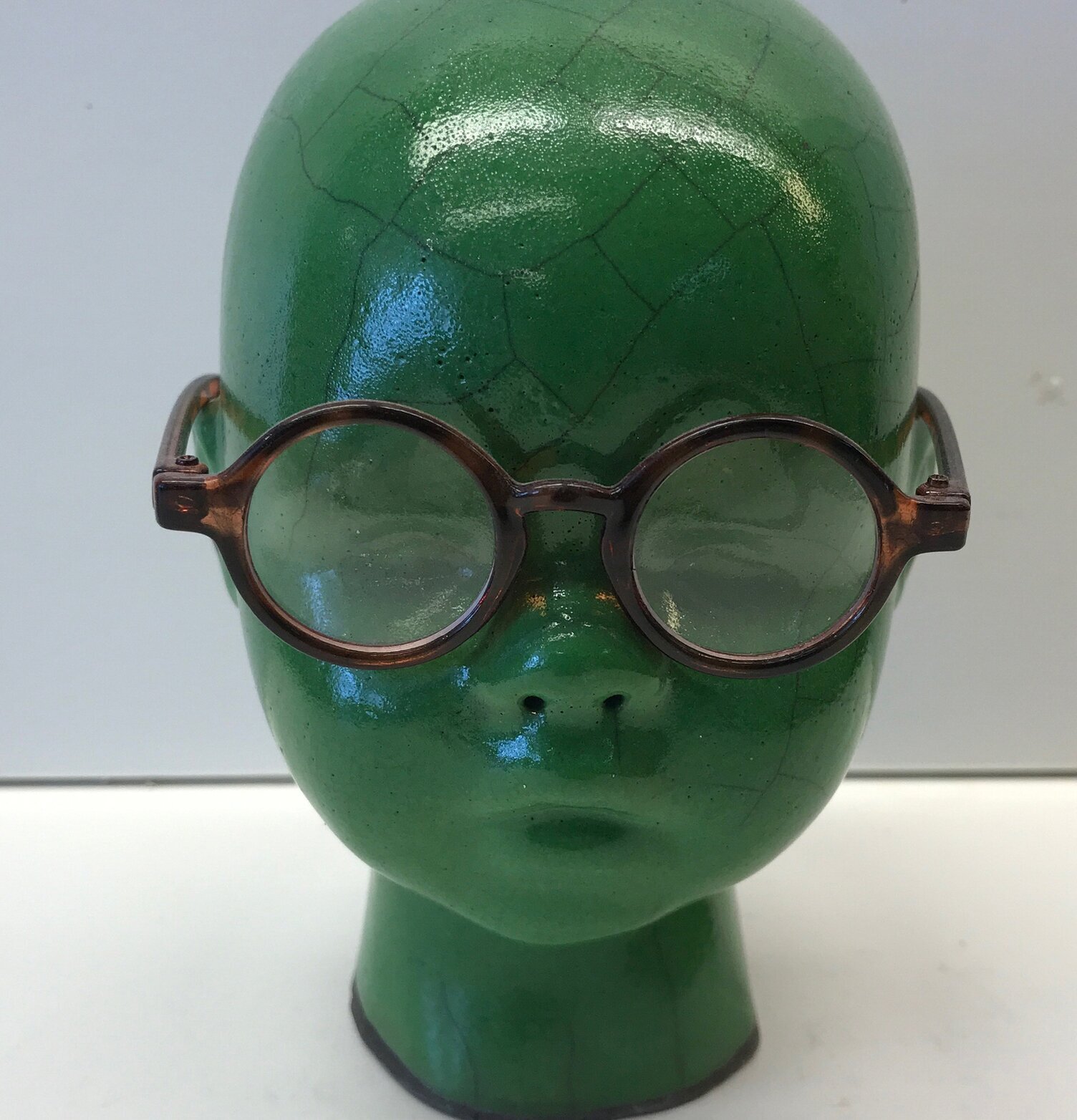 Glasögon från Hammar Posse på grön docka med vit bakgrund