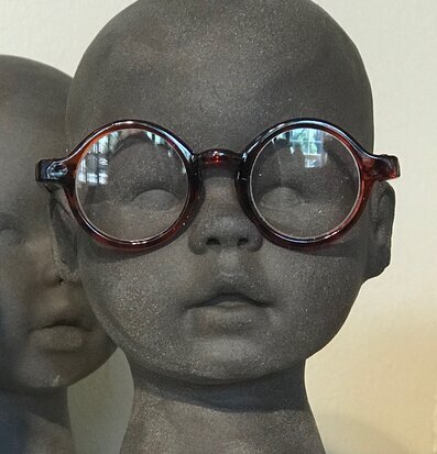 Bild av byst med glasögon i konstnärlig komposition