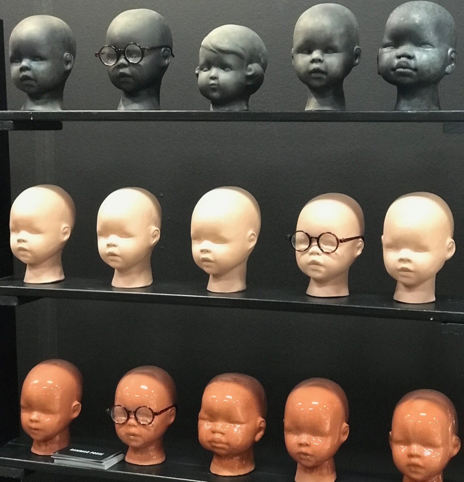 Bild av hylluppsättning med bysthuvuden och glasögon